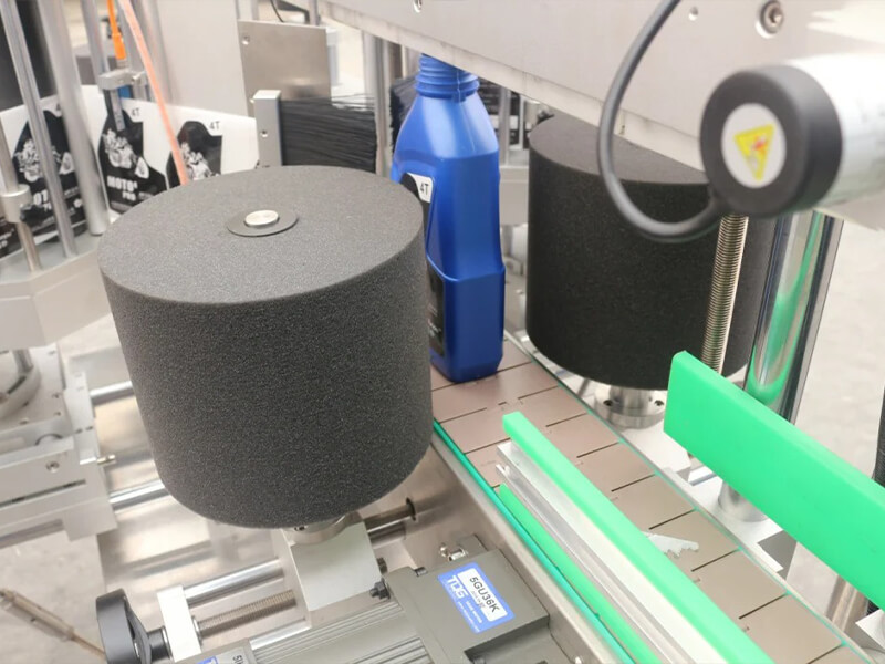Full-Automatic-Round-Bottle-Labelling-Machine-for-Sticker-Label-2