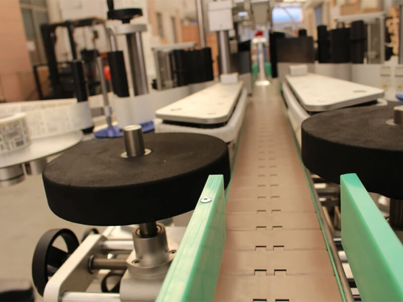 Full-Automatic-Round-Bottle-Labelling-Machine-for-Sticker-Label