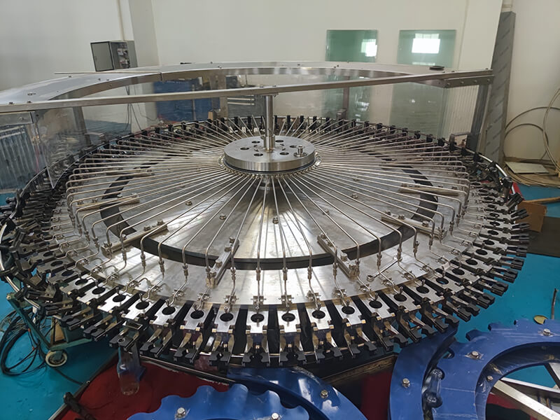 Glass-Bottle-Carbonated-Soft-Drinks-Bottling-Machine-rinsing